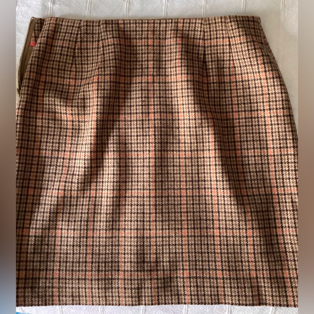 Michael Kors size 6, 60% wool, classic above knee skirt
